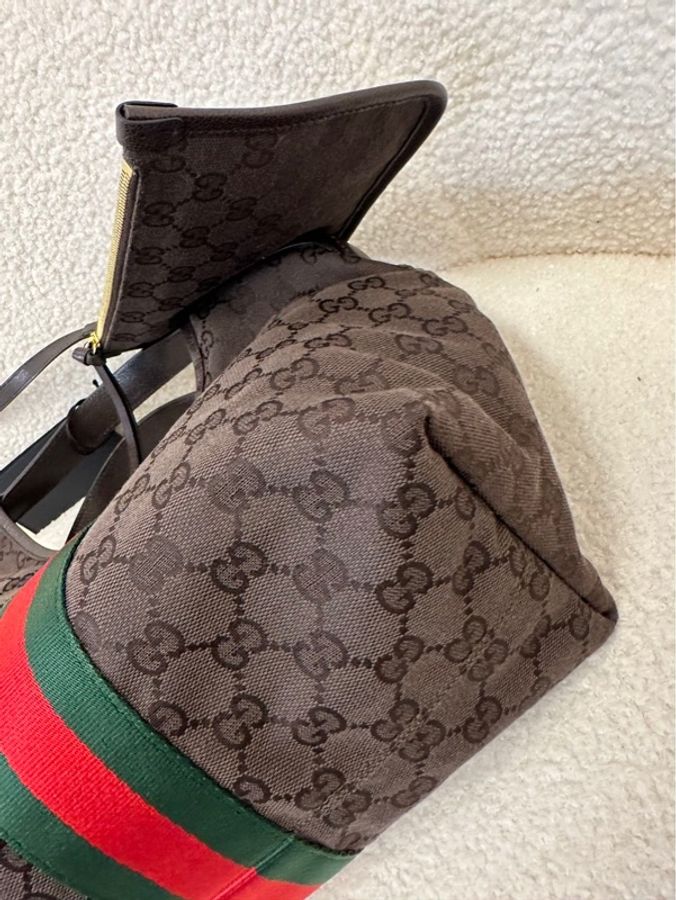 古馳 GUCCI Giglio 琴頂把手單肩手提包(小號)
深棕色帆布拼接條紋,金色五金件
2026年6月購入,閒置成色-8