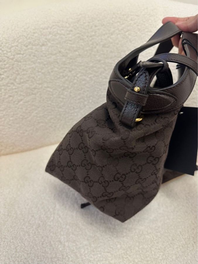 古馳 GUCCI Giglio 琴頂把手單肩手提包(小號)
深棕色帆布拼接條紋,金色五金件
2026年6月購入,閒置成色-12