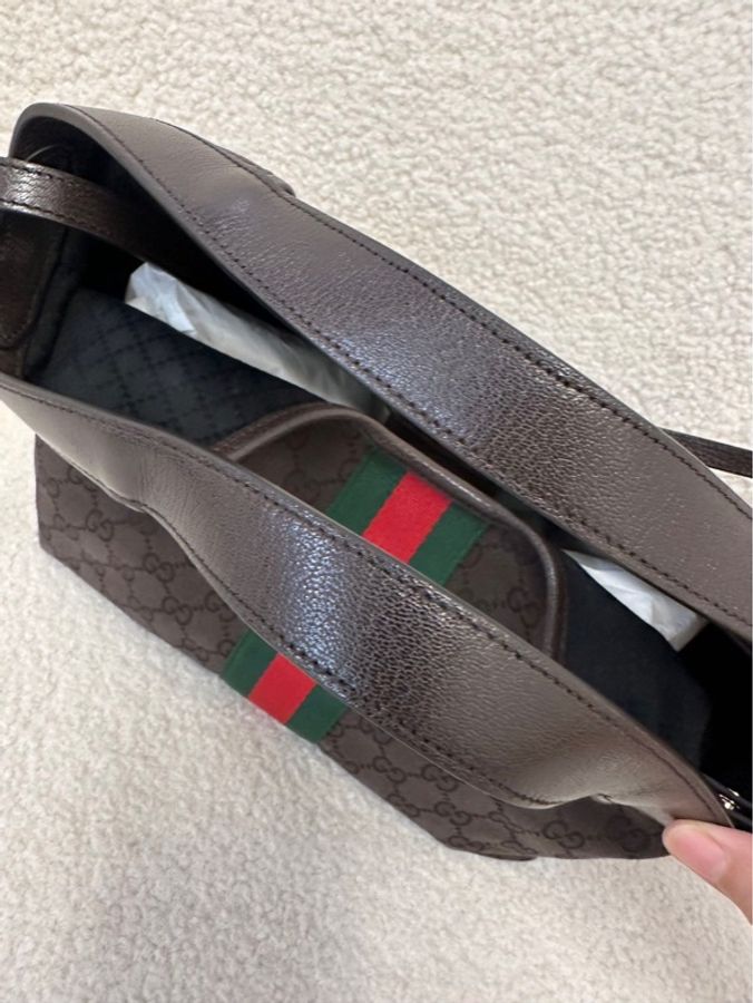 古馳 GUCCI Giglio 琴頂把手單肩手提包(小號)
深棕色帆布拼接條紋,金色五金件
2026年6月購入,閒置成色-14