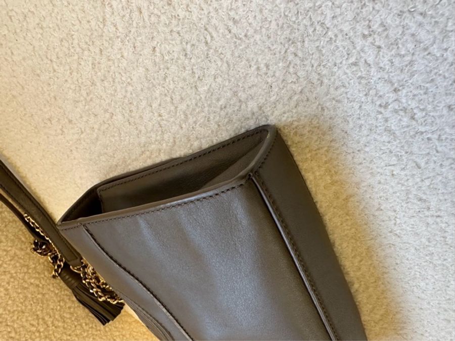 正品湯麗柏琦 Tory Burch,9成新
多年前的款式,整體保護得相當不錯。
圖片實拍,背部帶有輕微點狀劃痕,但不明顯。-6