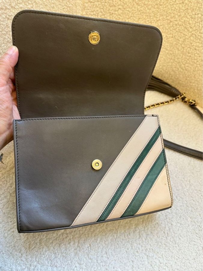 正品湯麗柏琦 Tory Burch,9成新
多年前的款式,整體保護得相當不錯。
圖片實拍,背部帶有輕微點狀劃痕,但不明顯。-7