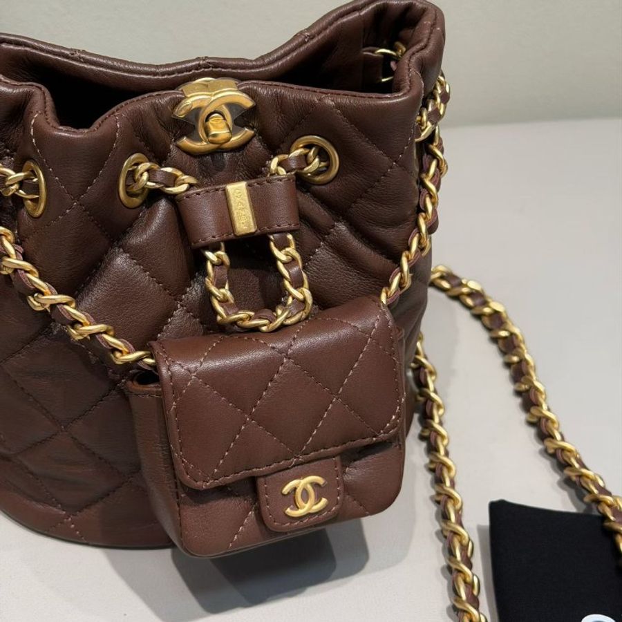 Chanel 23A 巧克力棕 金扣 牛皮 水桶 子母後背包 芯片款 17*12*15cm 99新配件塵袋 盒子-4