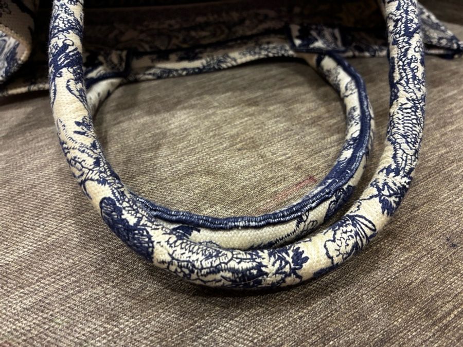 二手商品🇹🇼迪奧Dior book tote中型托特包 藍色 法式印花圖騰刺繡 媽媽包-23