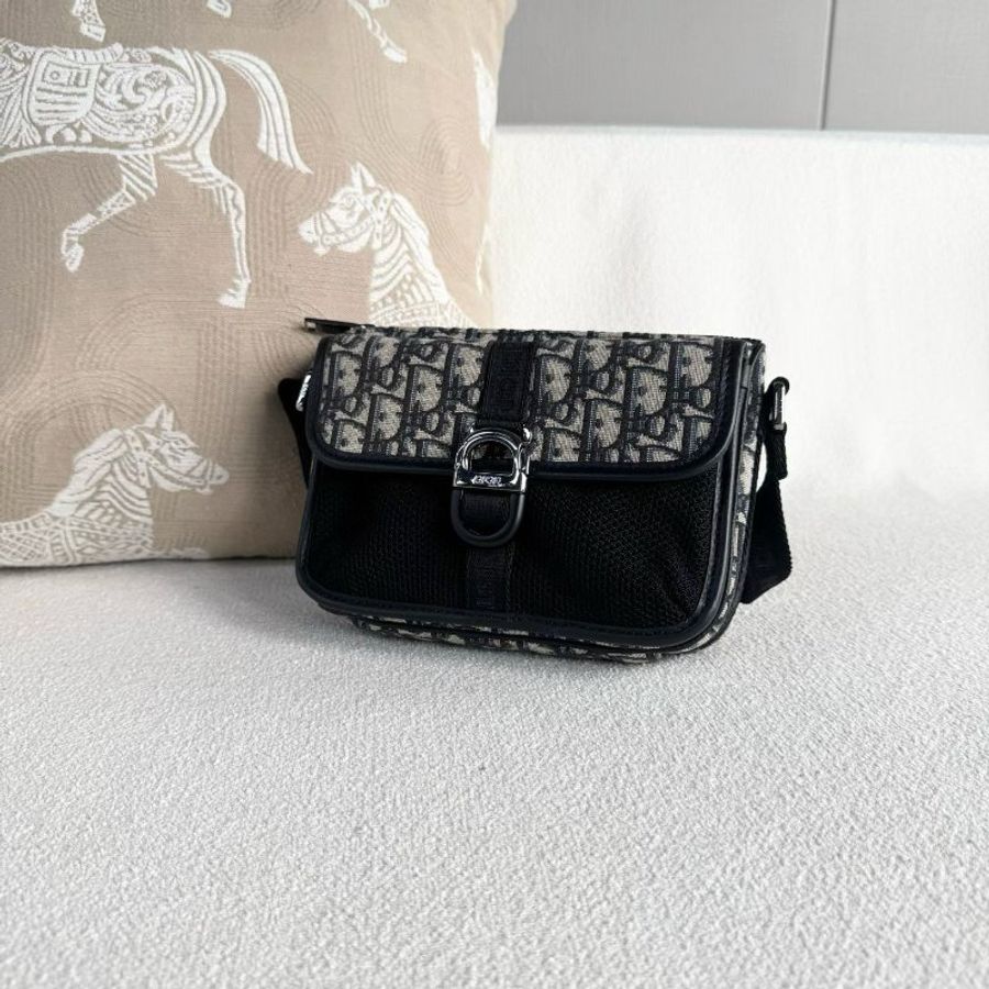 Dior 黑色老花AND PARLEY郵差包 20*14*6 98新配件塵袋-4