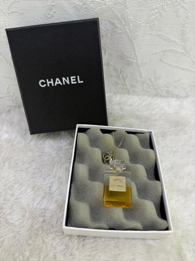 這條香奈兒(Chanel)項鍊以其經典的 No°5 香水瓶造型為設計核心。-3