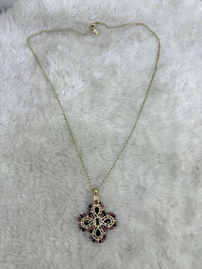 這條 Chanel 品牌項鍊以金屬色細鍊搭配由紫色寶石與經典雙 C Logo 組成的花卉狀墜飾。-3