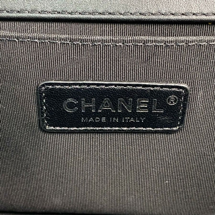 △ CHANEL 香奈兒 Black Lambskin 25CM Ruthenium-Finish Metal Boy Chain Shoulder Bag 黑色小羊皮鍍釕金屬鎖鏈肩背包 A67086-267009278-11