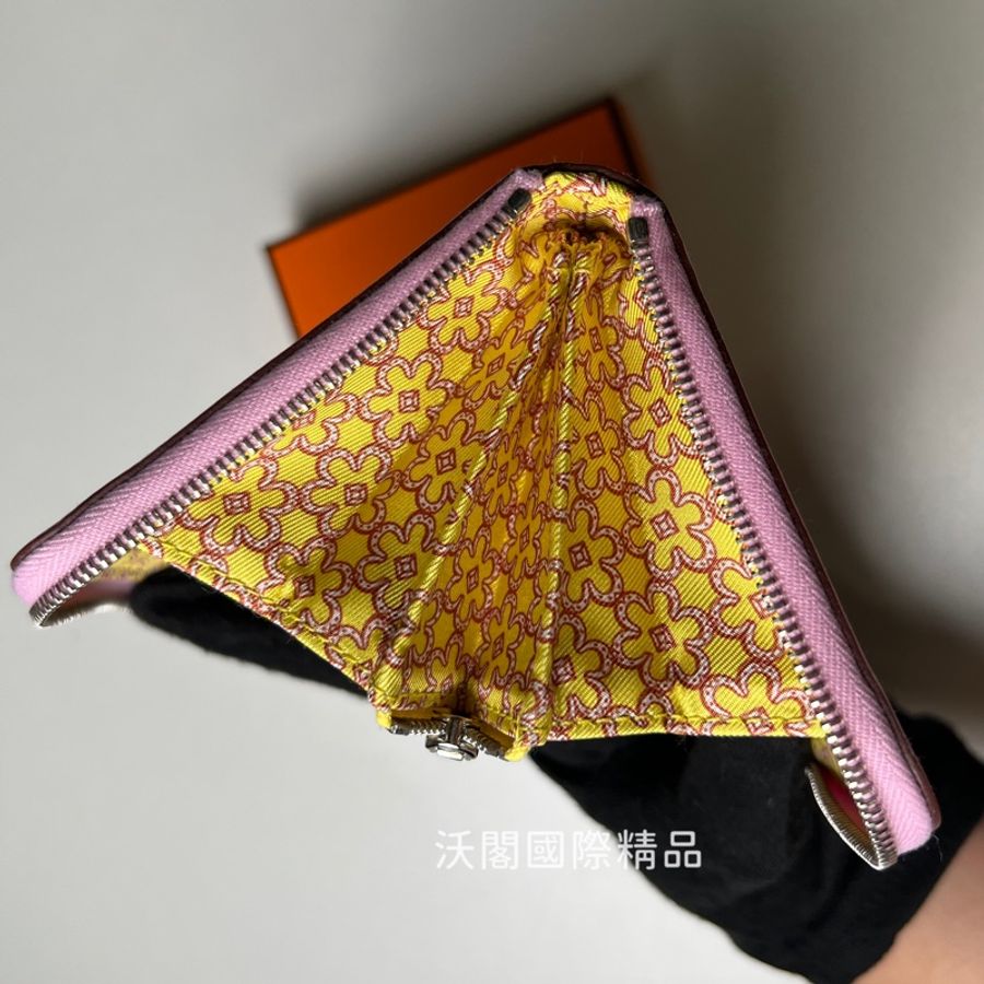 愛馬仕 經典silk in系列EPSOM小牛皮拉鍊絲巾短夾U刻(淡粉紅)-13