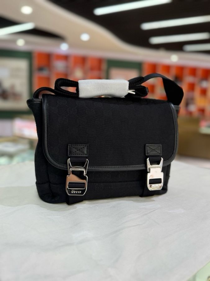GUCCI 新款滿印GG 銀色金屬飾面可調節肩帶郵差包 黑色-1
