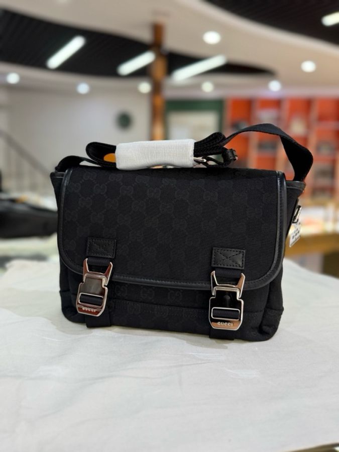 GUCCI 新款滿印GG 銀色金屬飾面可調節肩帶郵差包 黑色-2