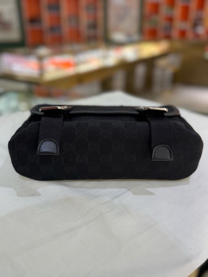 GUCCI 新款滿印GG 銀色金屬飾面可調節肩帶郵差包 黑色-4