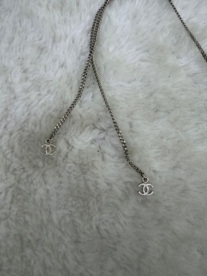 這是一條附有白色珍珠與綠色斑點球裝飾的銀色 Chanel CC Logo 頸鏈。-6
