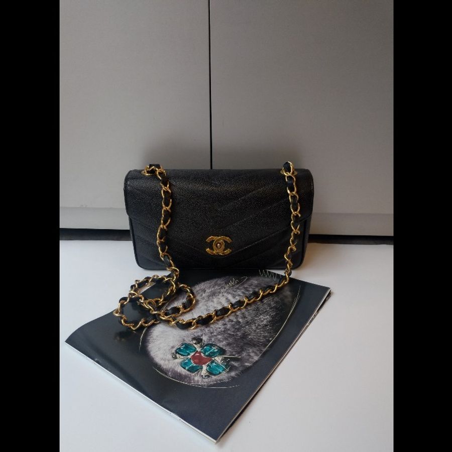 Chanel 金鍊古董黑荔枝皮V格斜背口蓋包-0