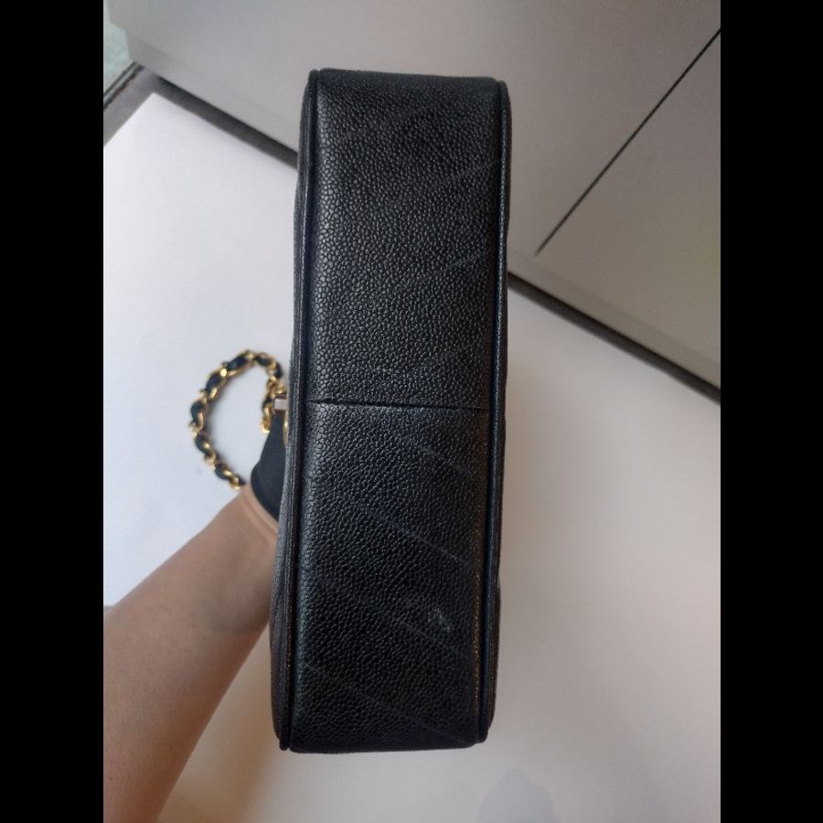 Chanel 金鍊古董黑荔枝皮V格斜背口蓋包-11
