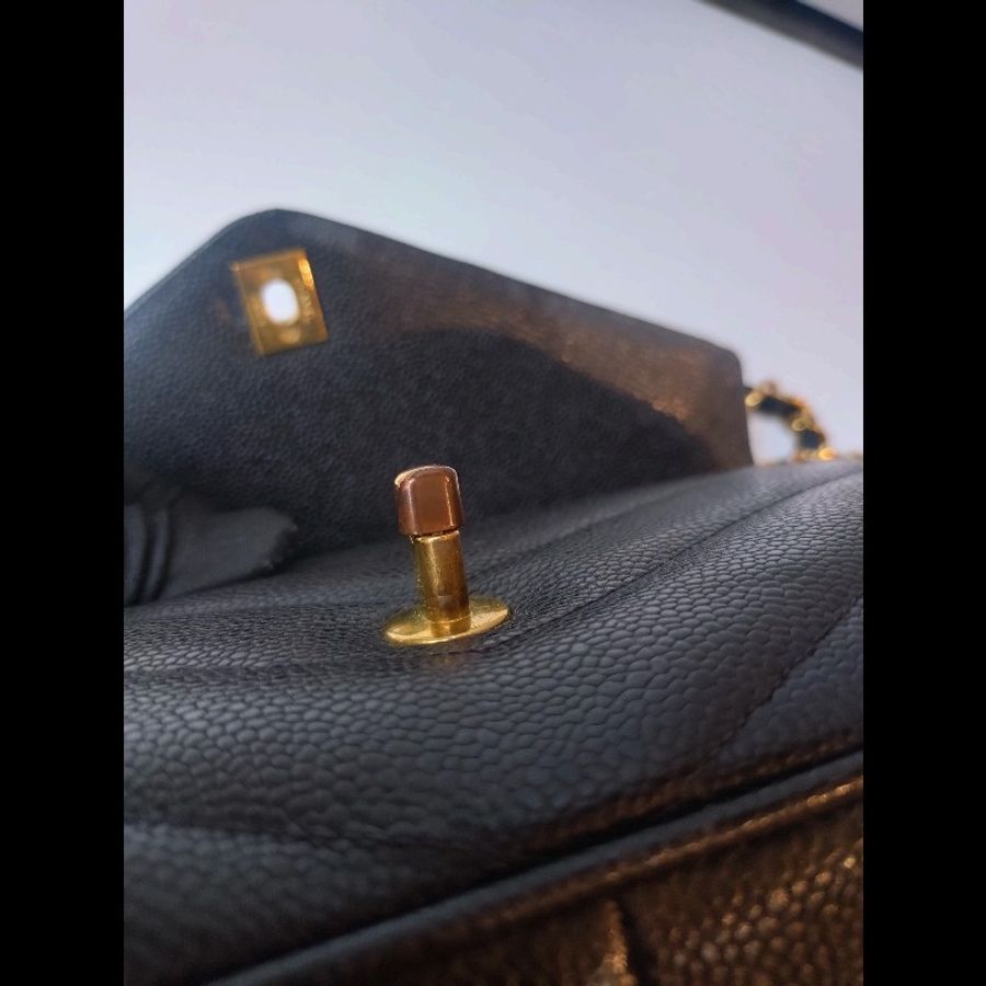 Chanel 金鍊古董黑荔枝皮V格斜背口蓋包-24