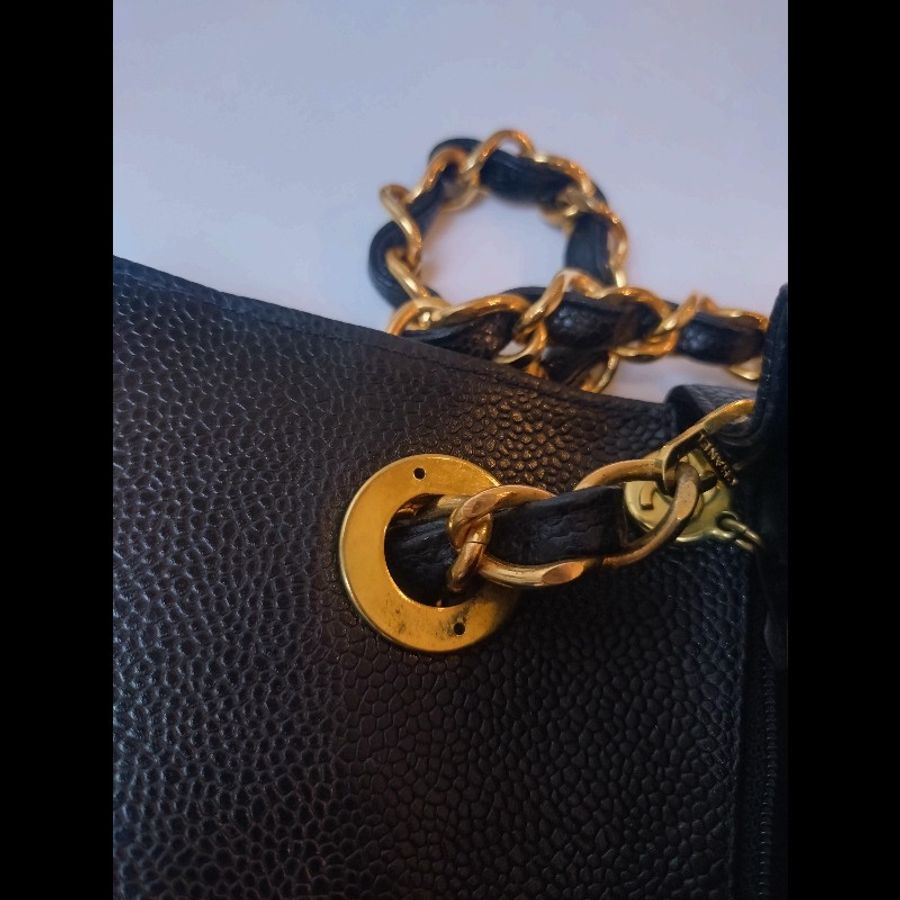 Chanel 金鍊古董黑荔枝皮V格斜背口蓋包-25