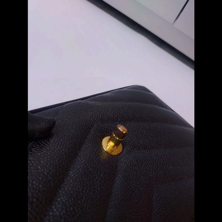 Chanel 金鍊古董黑荔枝皮V格斜背口蓋包-28