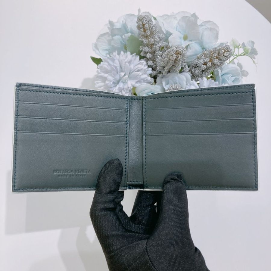 TW4898 Bottega Veneta 寶緹嘉經典大格仔兩摺銀包 Cassette Bi-Fold Wallet Calfskin Dark Green x White-6