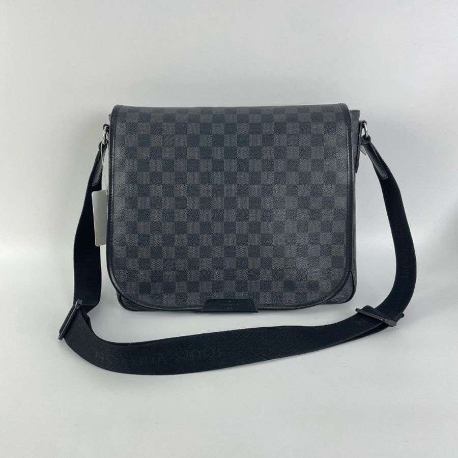 Louis Vuitton District黑色棋盤格翻蓋郵差包-0