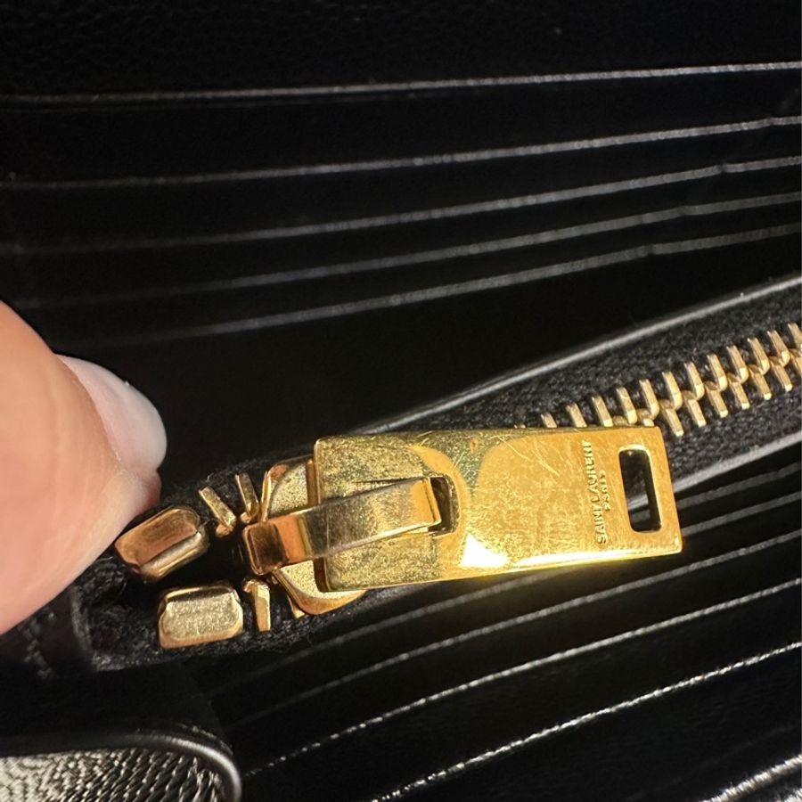 YSL  黑魚子醬牛皮金釦 WOC-7