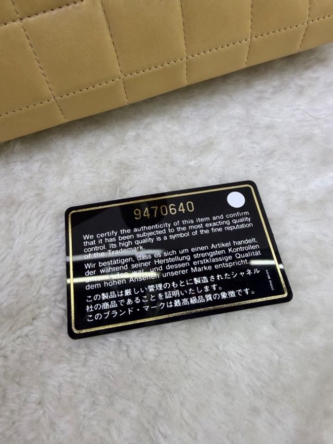 這是一款 CHANEL 米色格紋牛皮 East West Chocolate Bar 鍊帶肩背包,採用經典的冰格紋路設。-11