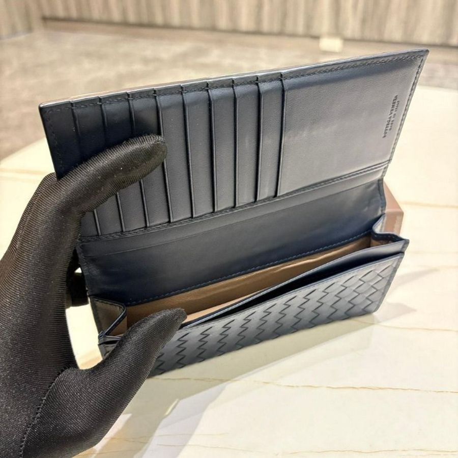 BOTTEGA VENETA 羊皮對折長夾(深藍)-6