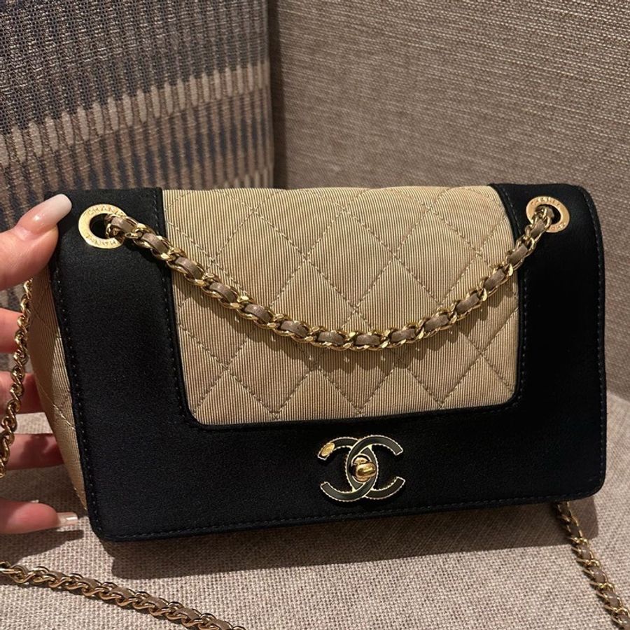Chanel香奈兒綢緞布面黑金琺瑯扣CF菱格鏈條斜挎包~21開~-0