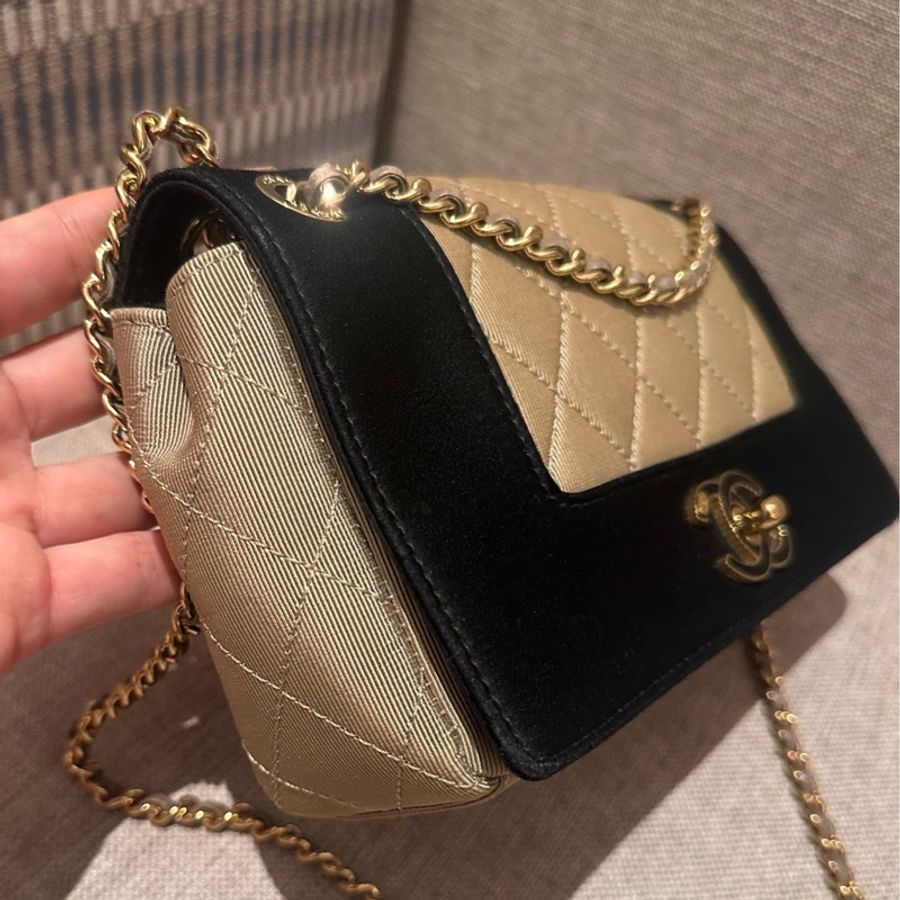 Chanel香奈兒綢緞布面黑金琺瑯扣CF菱格鏈條斜挎包~21開~-1