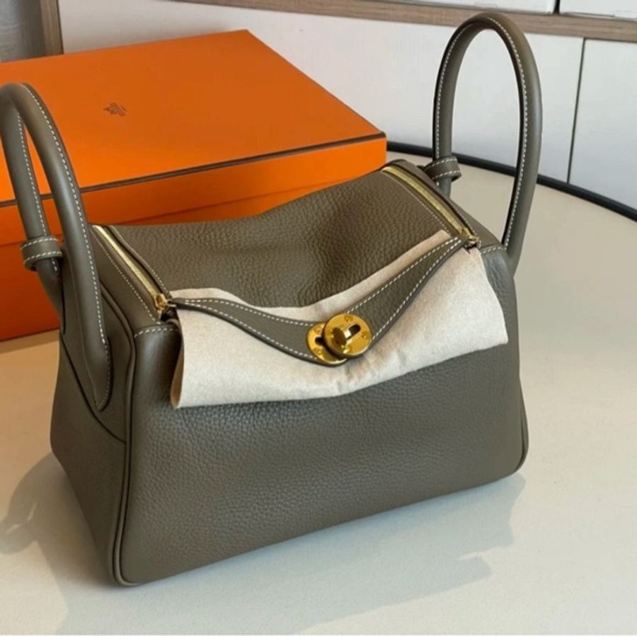 必秒🈹99新 閑置品愛馬仕 Hermes lindy 26 大象灰 金扣-6