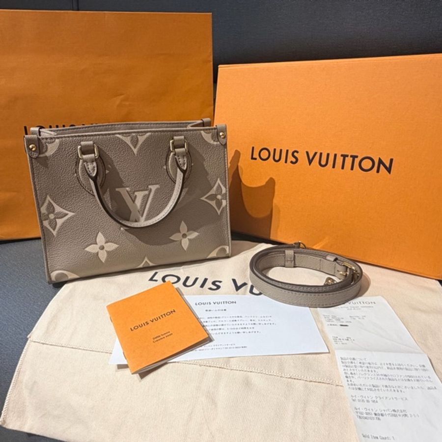 Louis Vuitton OnTheGo PM(M45779)是灰米色系 Giant Monogram Empreinte-0