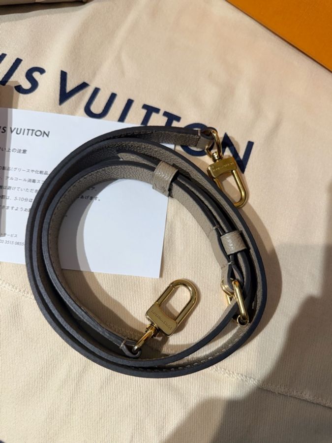 Louis Vuitton OnTheGo PM(M45779)是灰米色系 Giant Monogram Empreinte-1