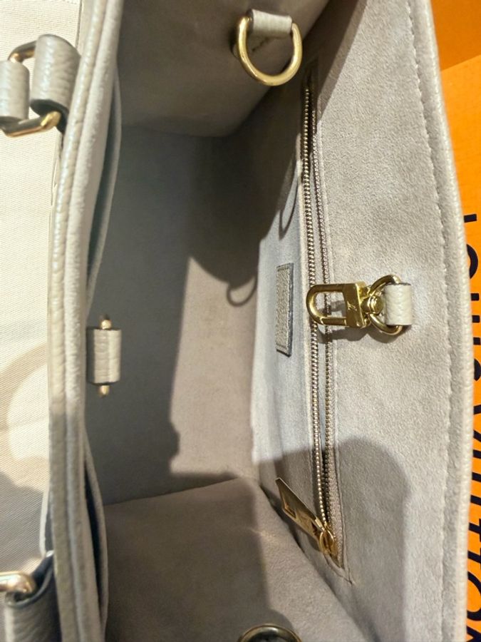 Louis Vuitton OnTheGo PM(M45779)是灰米色系 Giant Monogram Empreinte-2