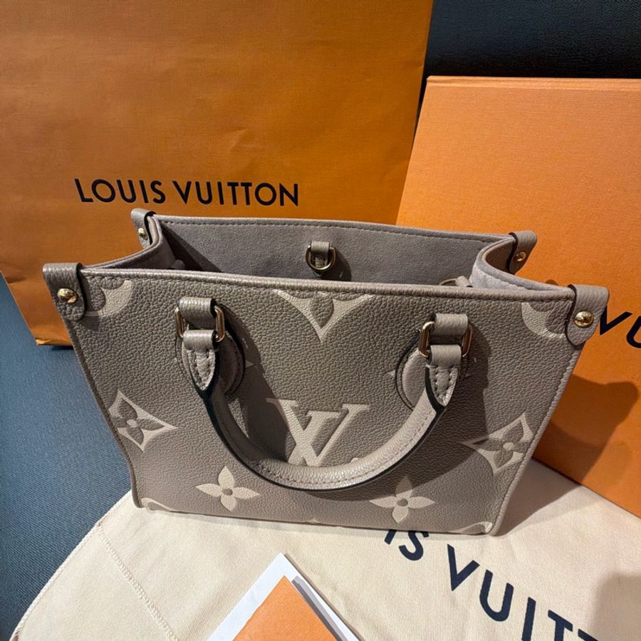 Louis Vuitton OnTheGo PM(M45779)是灰米色系 Giant Monogram Empreinte-5