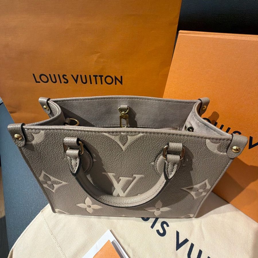 Louis Vuitton OnTheGo PM(M45779)是灰米色系 Giant Monogram Empreinte-6