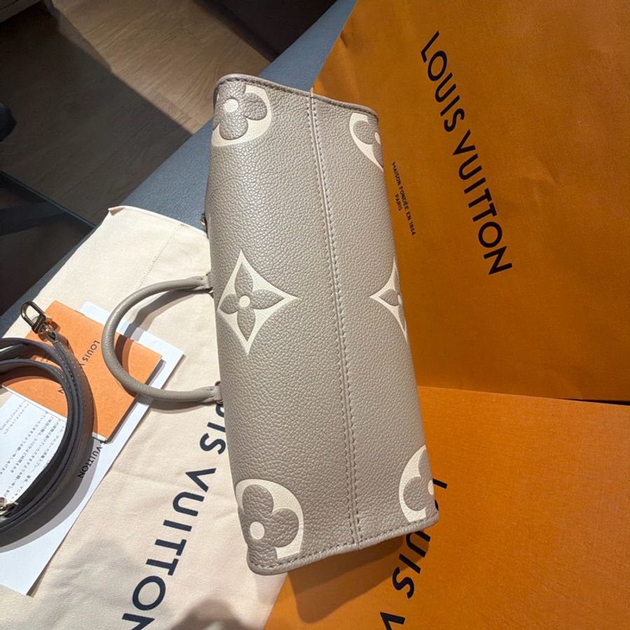 Louis Vuitton OnTheGo PM(M45779)是灰米色系 Giant Monogram Empreinte-7