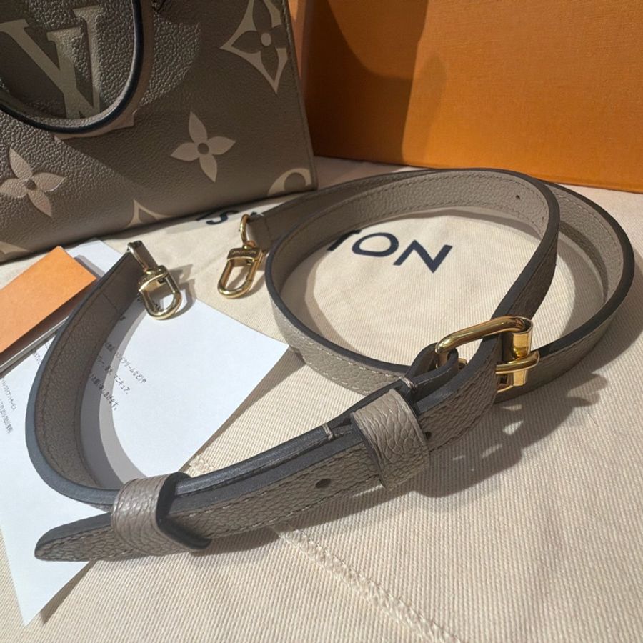 Louis Vuitton OnTheGo PM(M45779)是灰米色系 Giant Monogram Empreinte-10