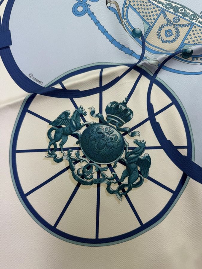 這是愛馬仕(Hermès)的 "Springs" 系列絲巾,由 Philippe Ledoux 設計,以淺藍色和奶油色調為特色。-2