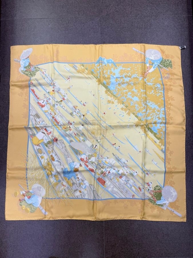 這是一條愛馬仕(Hermès)「Inlé湖的水上市場」(Marché Flottant du Lac Inlé)絲巾,展現了由 Dimitri Rybaltchenko 設計的精緻水上市場情景。-1