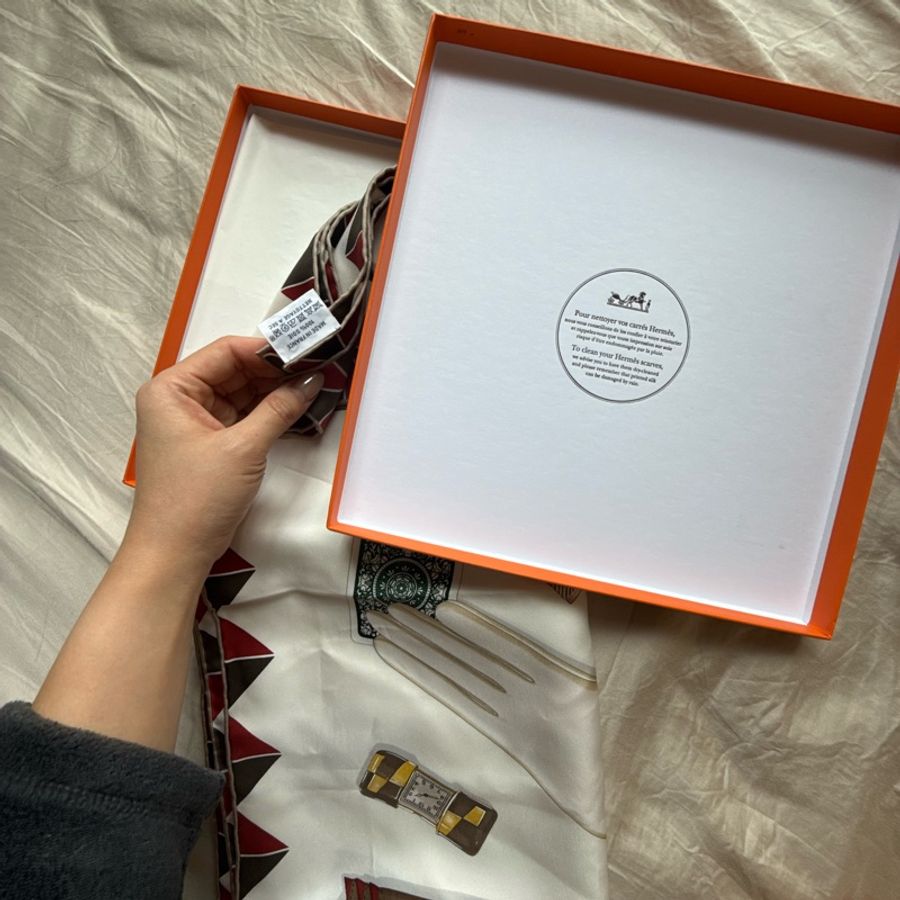 HERMÈS 愛馬仕 真絲方巾 90cm 絲巾 法國製 附原盒 復古撲克牌手套圖騰-0