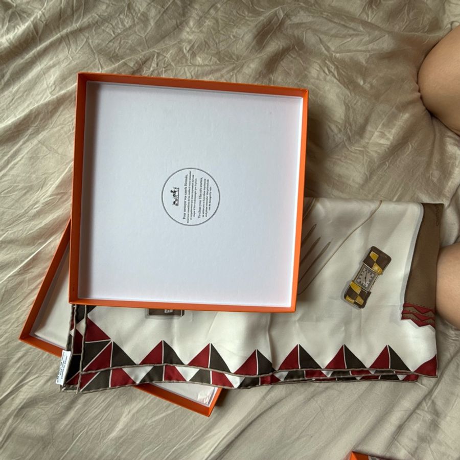 HERMÈS 愛馬仕 真絲方巾 90cm 絲巾 法國製 附原盒 復古撲克牌手套圖騰-10