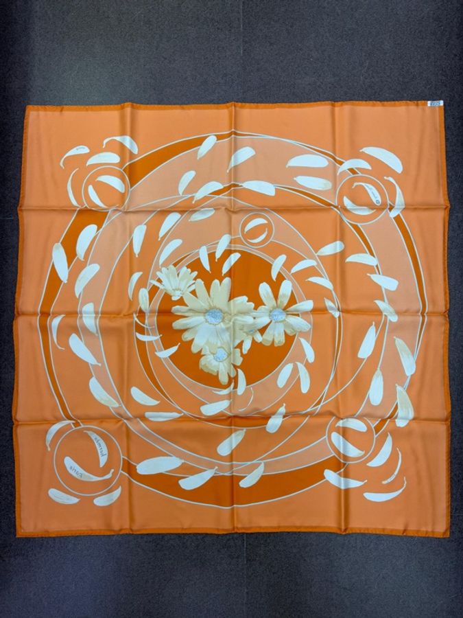 這是一條愛馬仕(Hermès)“Au gré du vent”(順風而行)主題的橙色絲巾。-1