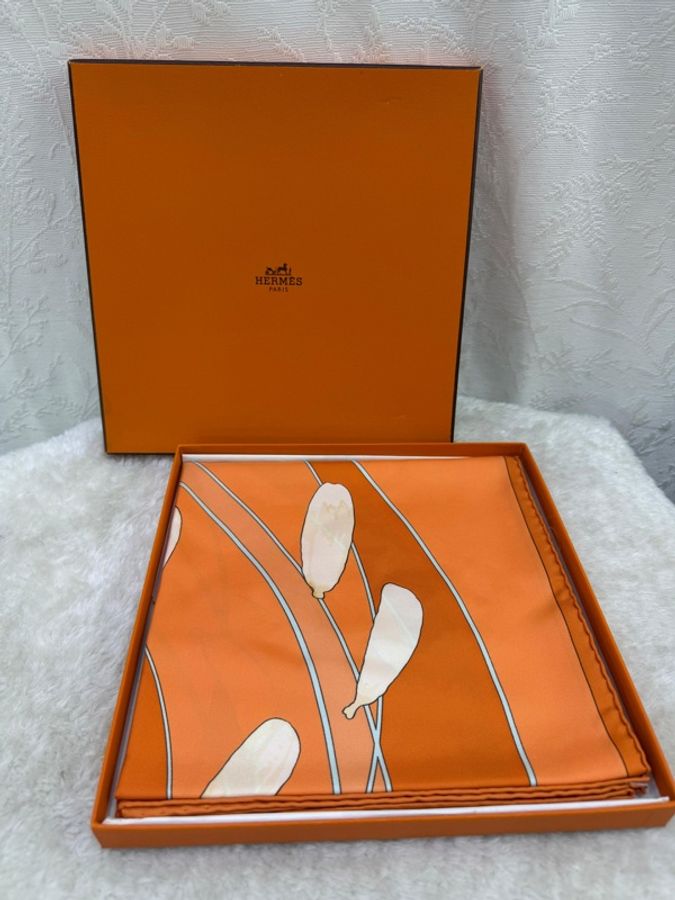 這是一條愛馬仕(Hermès)“Au gré du vent”(順風而行)主題的橙色絲巾。-4