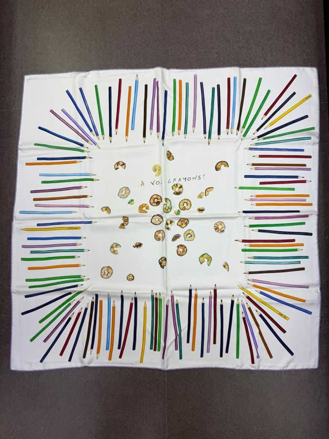 這款是 Hermès "A Vos Crayons" 絲巾,由藝術家 Leigh P. Cook 設計,特色是豐富的彩色鉛筆圖案。-0