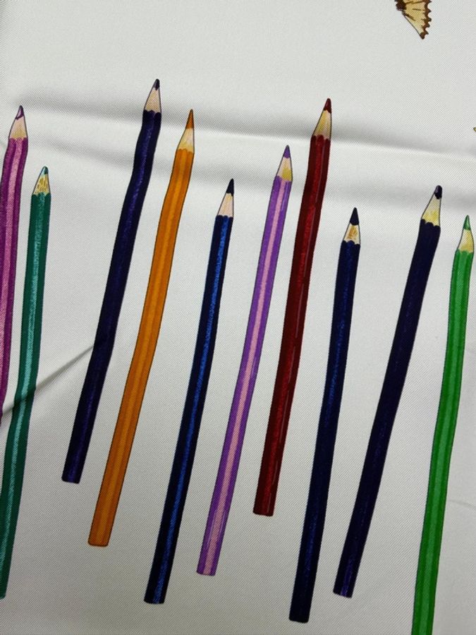 這款是 Hermès "A Vos Crayons" 絲巾,由藝術家 Leigh P. Cook 設計,特色是豐富的彩色鉛筆圖案。-3