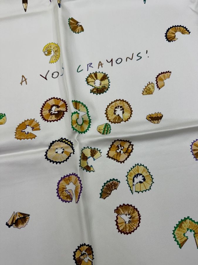 這款是 Hermès "A Vos Crayons" 絲巾,由藝術家 Leigh P. Cook 設計,特色是豐富的彩色鉛筆圖案。-5