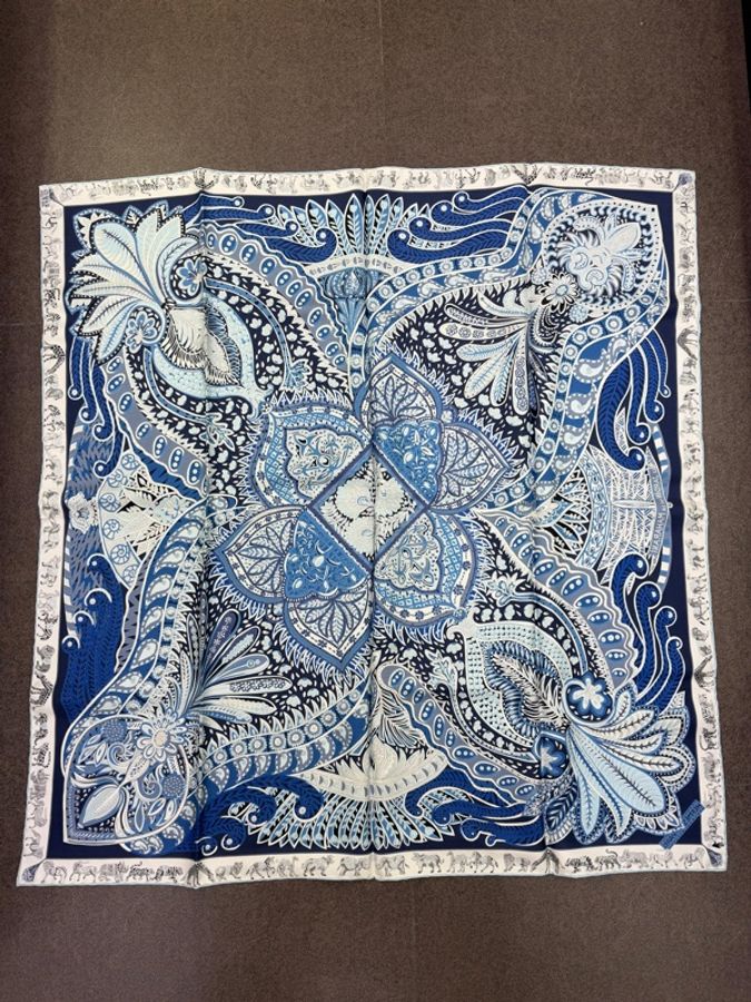 這是一條藍色色調的 Hermès Le Jardin de la Maharani 方巾,由 Annie Faivre 設計-1