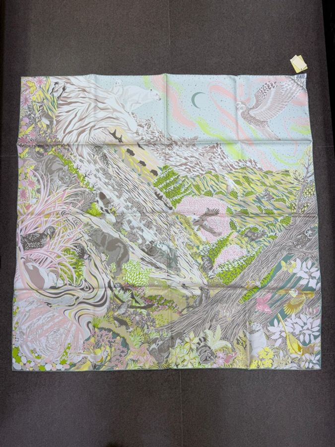 這是一條由藝術家 Alice Shirley 設計的 Hermès「Into the Canadian Wild」90 公分絲巾-1