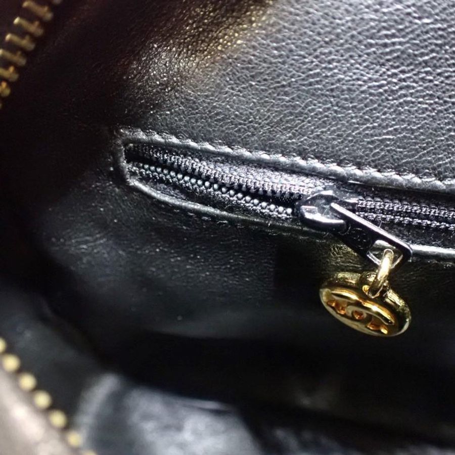 A01 Chanel 羊皮黑金相機包-30