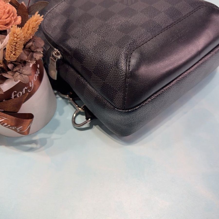 LV Avenue棋盤格斜背包-9
