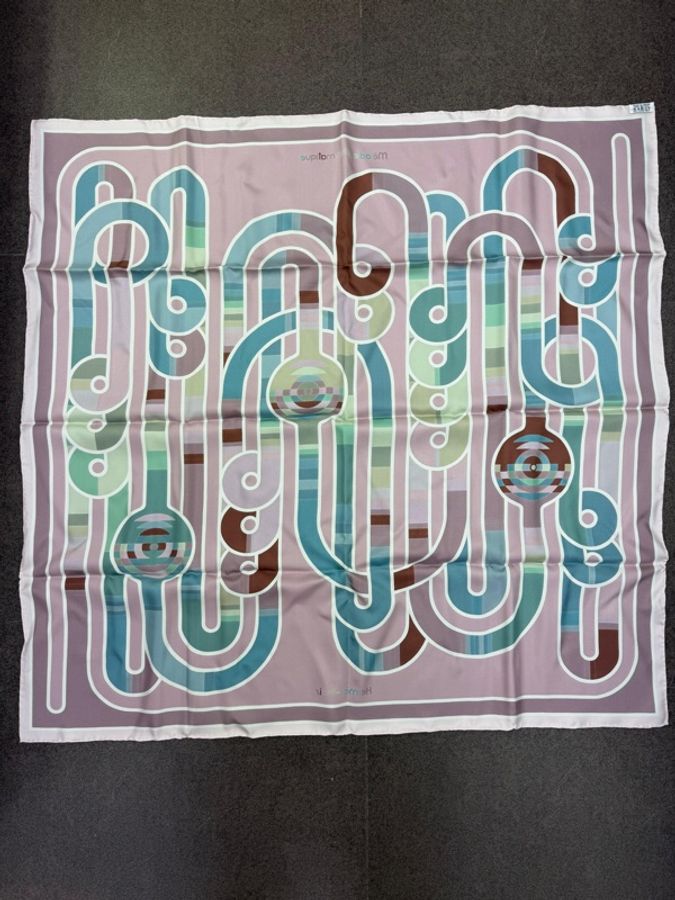 這款圍巾是 愛馬仕 (Hermès) 的《Melodie Chromatique》 絲巾(這款設計通常稱為「色彩旋律」)。-2